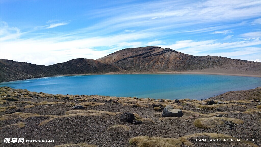 美丽蓝湖与远山风景