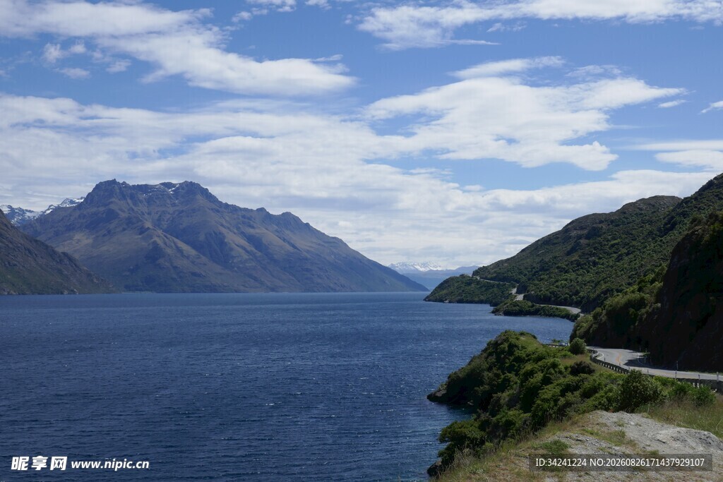 湖畔公路与远山美景
