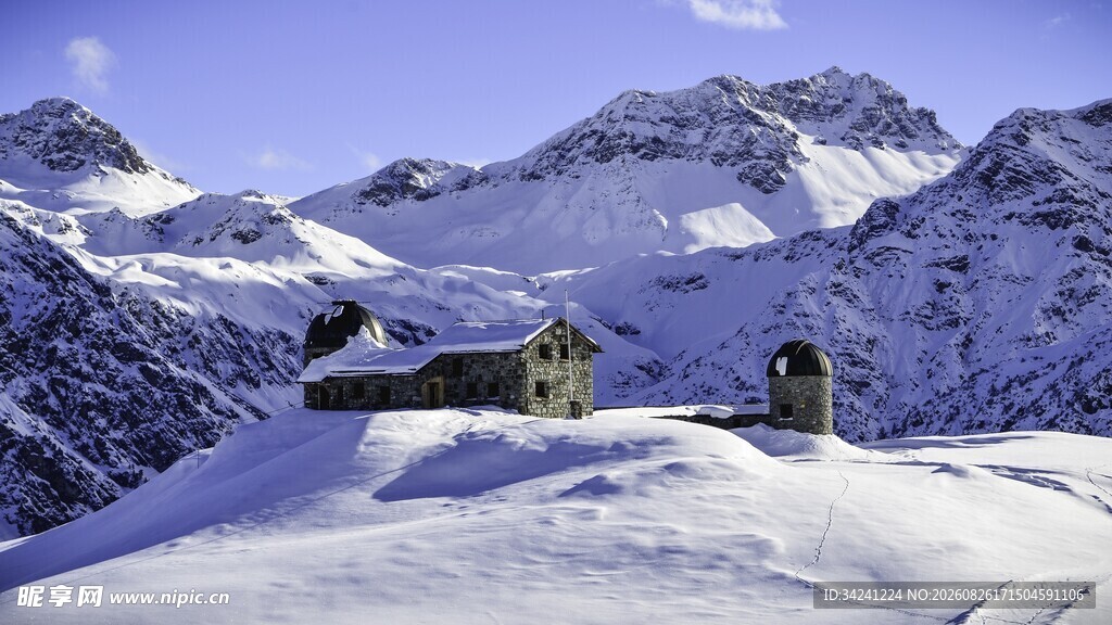 雪山中的静谧小屋