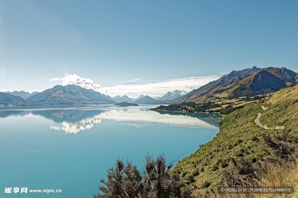 湖畔青山美景湖光山色
