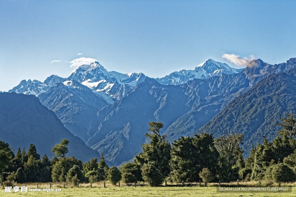 壮丽雪山下的葱郁景致