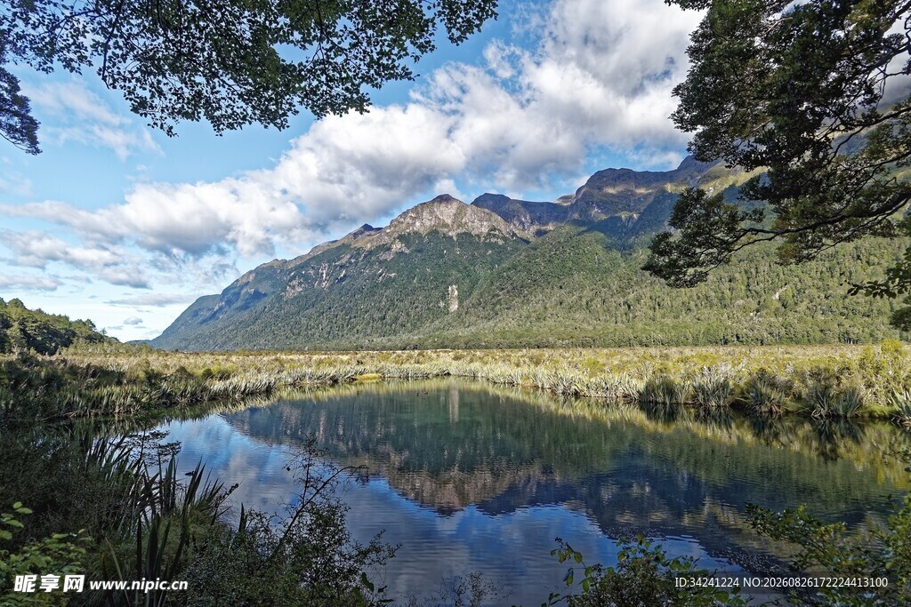 山间湖畔美景