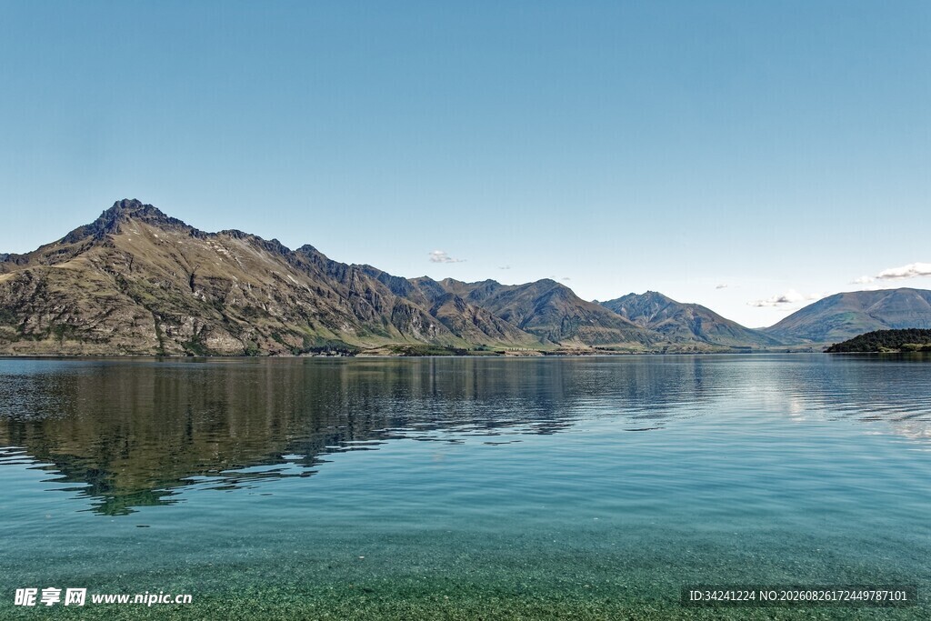 宁静湖景与连绵山脉