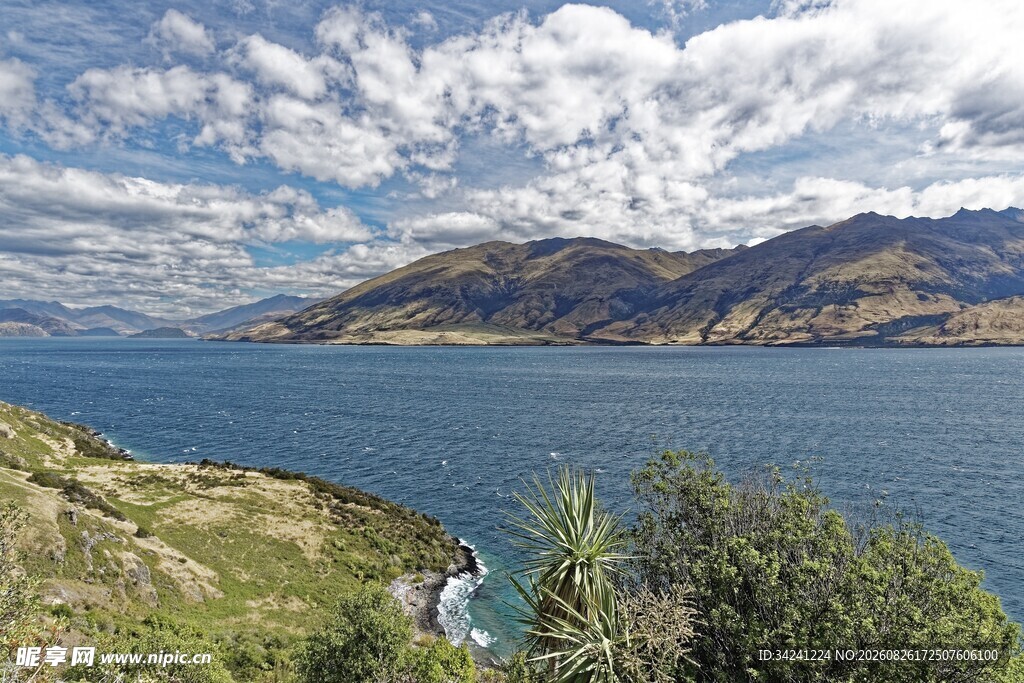 湖畔青山美景