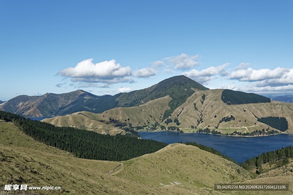 山间湖泊美景