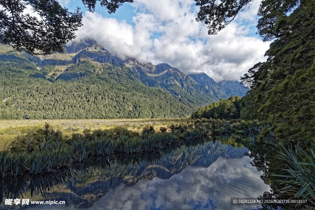山间宁静湖景自然之美