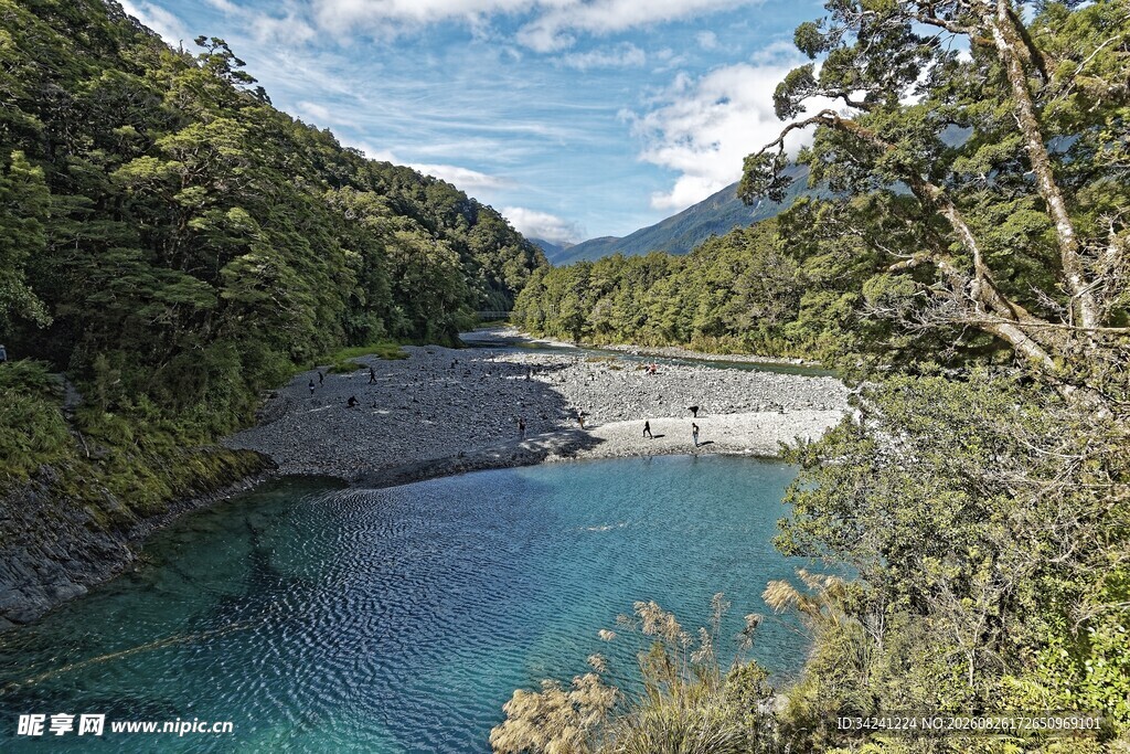 山间蓝河绿意环绕的美景