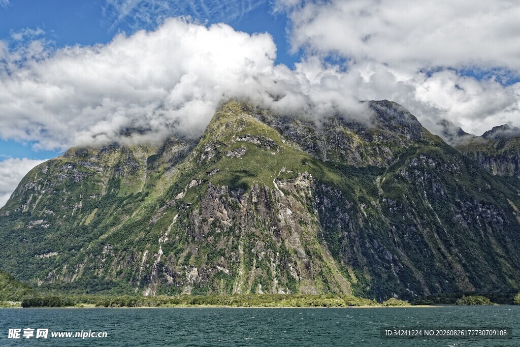 壮丽高山与蓝天碧水景观