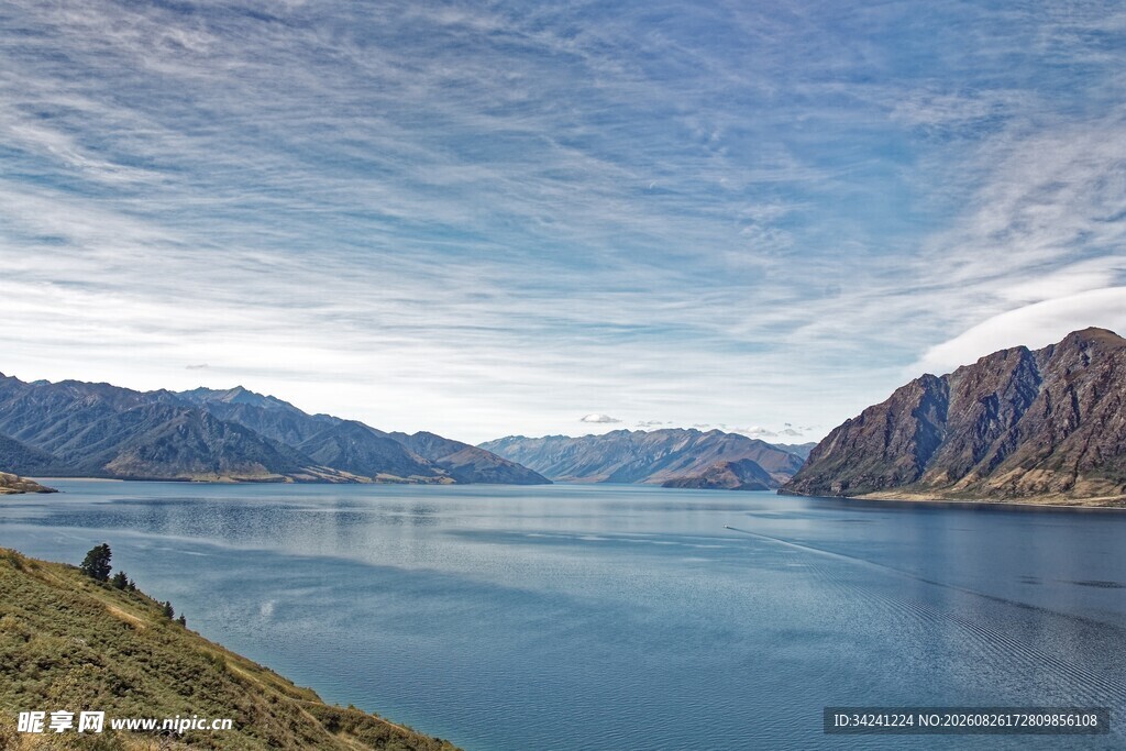 湖畔山峦美景