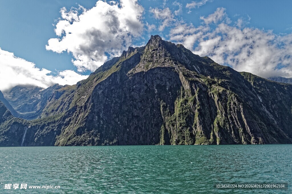 壮丽山水间的湖光山色