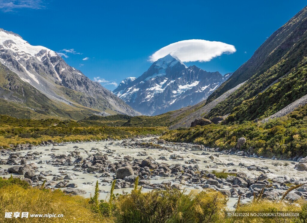 壮丽雪山山谷自然风光