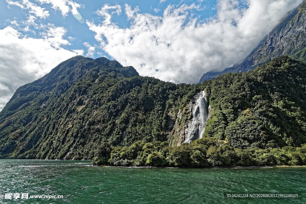 壮丽山水间的瀑布景观