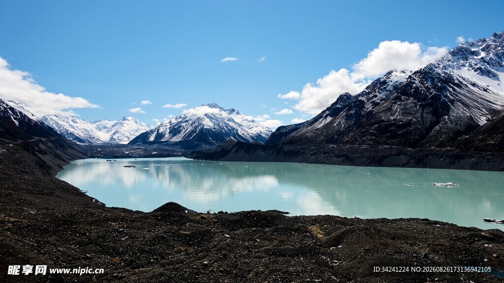 壮丽高山湖泊风光