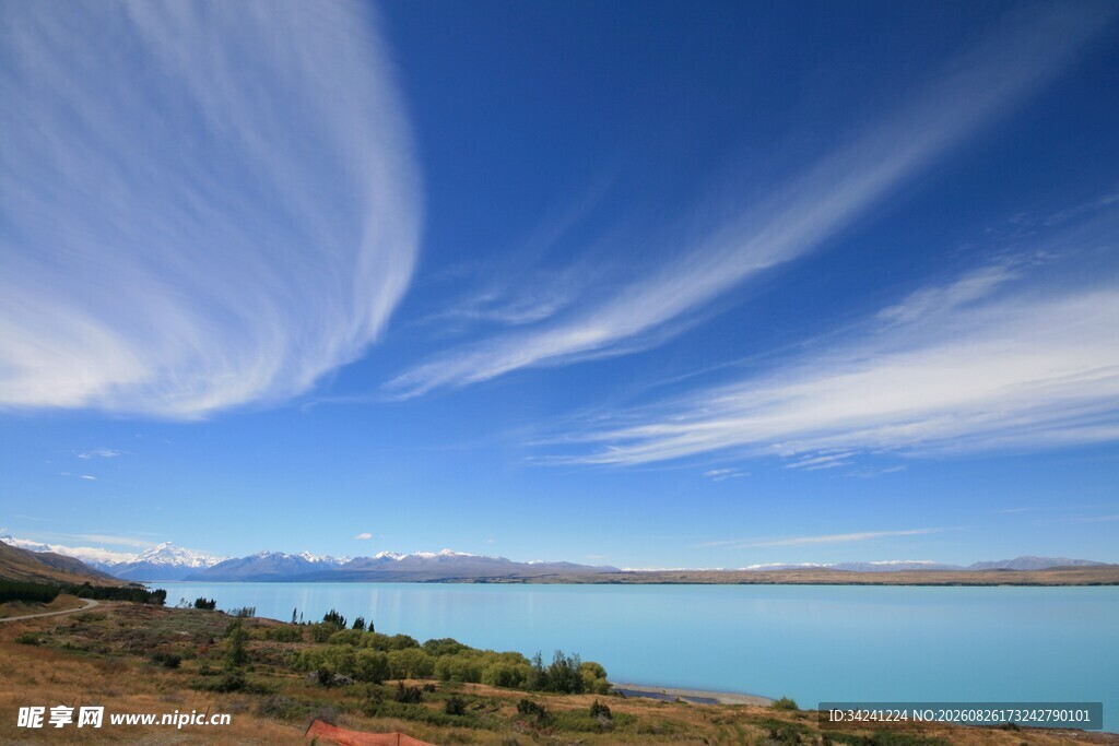 湖畔蓝天美景
