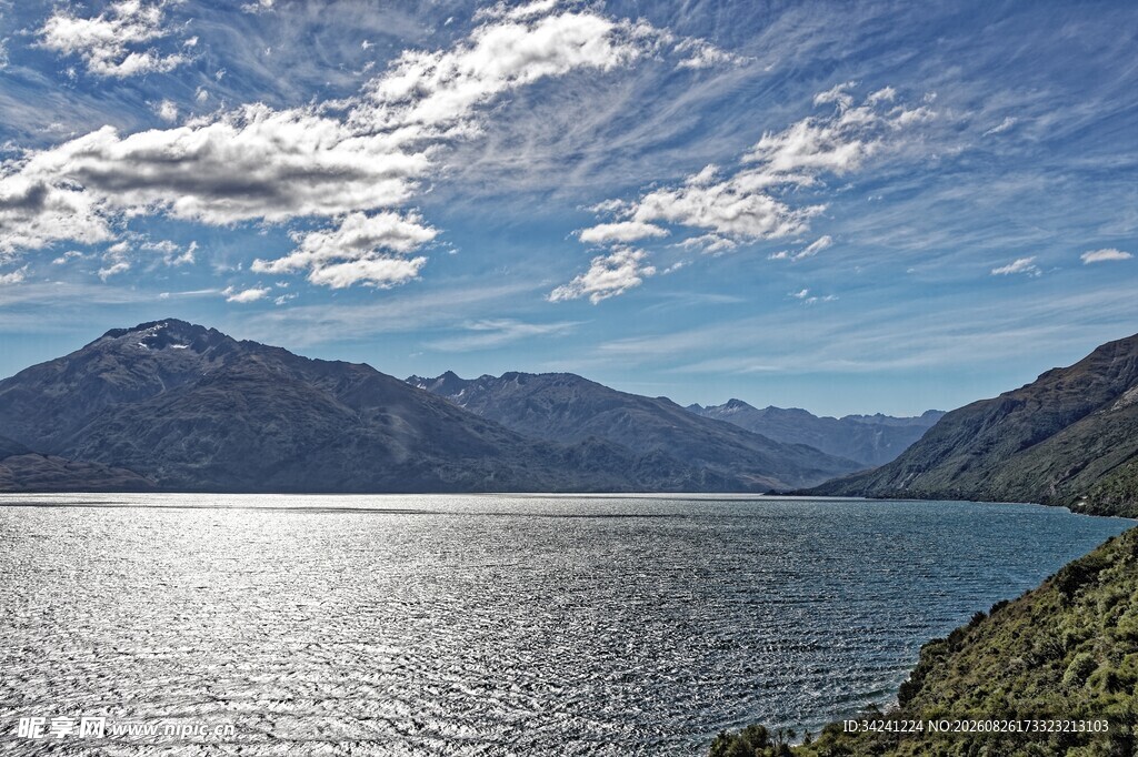 壮丽湖景与远山风光