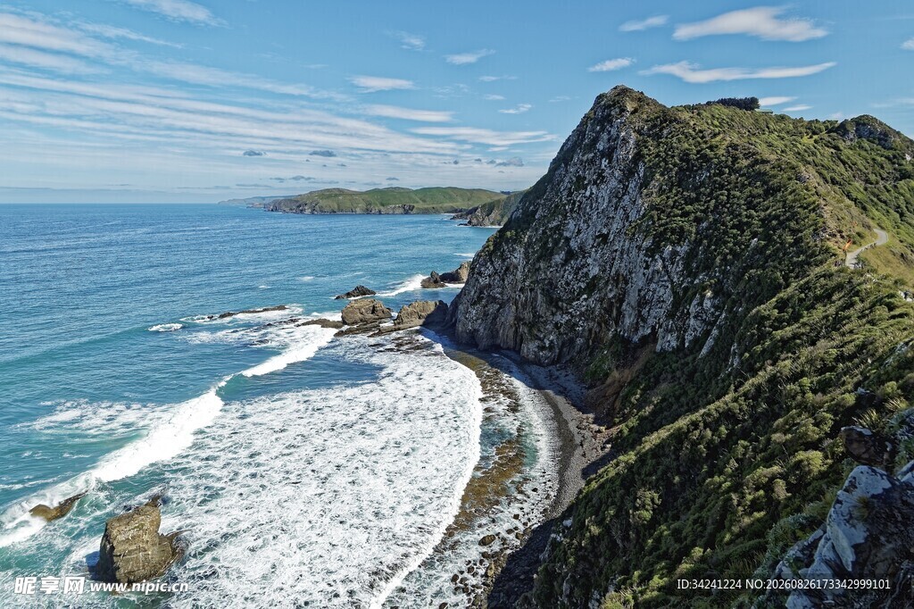 海岸悬崖边的壮阔海景