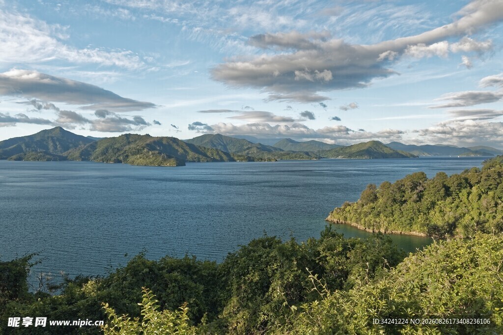 湖畔山林美景