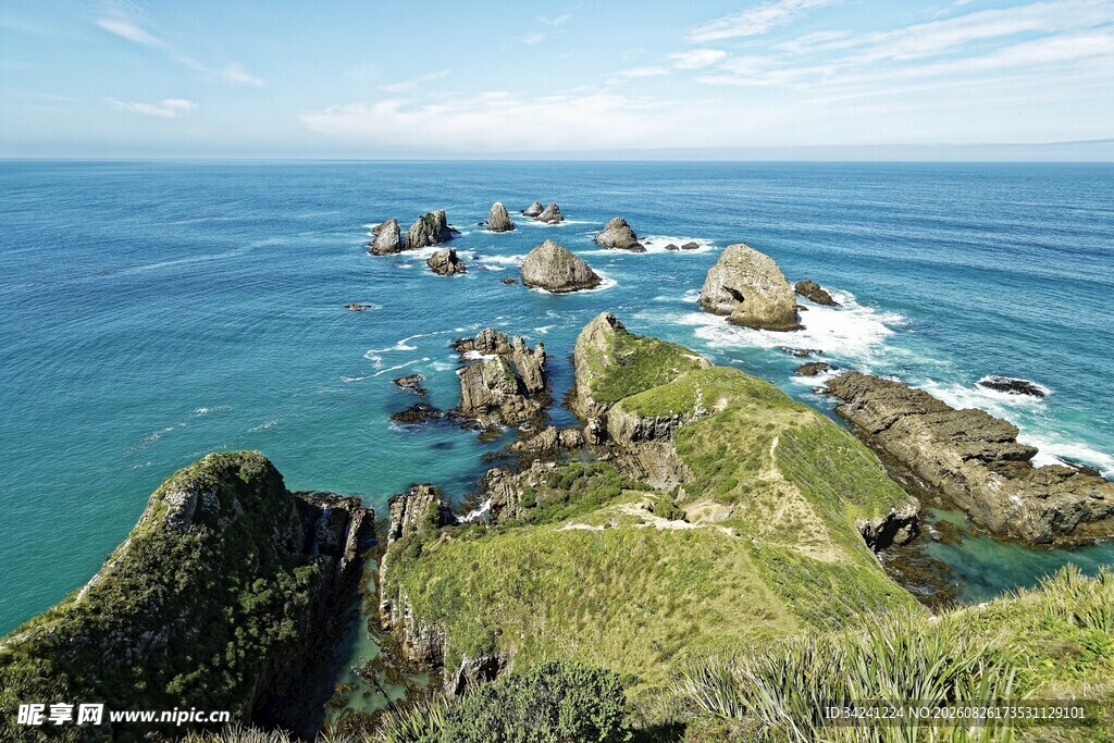 海岸风光碧海礁石绿意浓