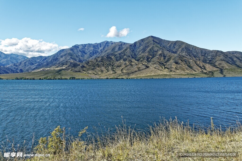 湖畔风光远山近水美景