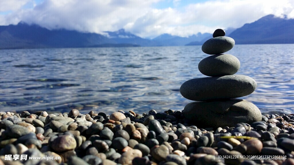湖畔石堆静谧自然之景