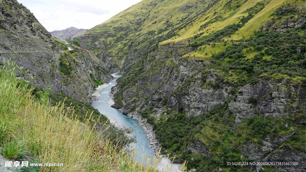 山间蜿蜒河流美景