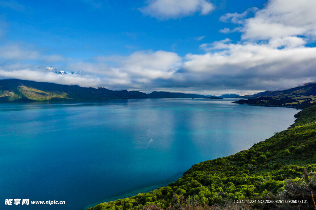 美丽湖景与青山蓝天