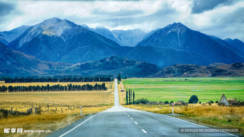 公路延伸向远方的壮美风景