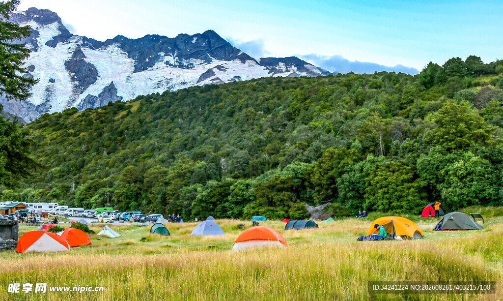 山间露营地的多彩帐篷