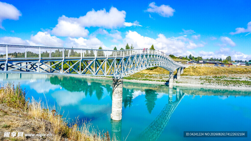 河畔桥梁美景