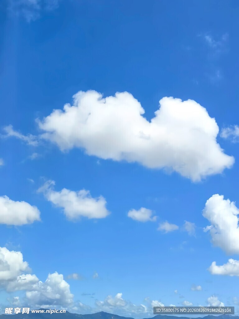 蓝天飘着洁白云朵