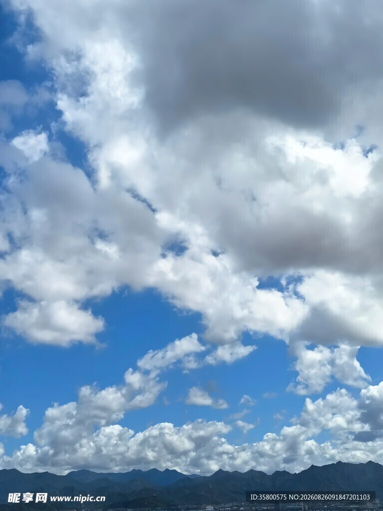 蓝天白云下的壮美天际线