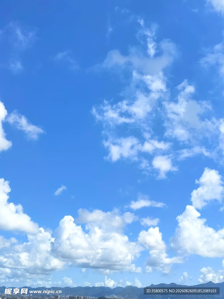 蓝天白云下的美丽天际线