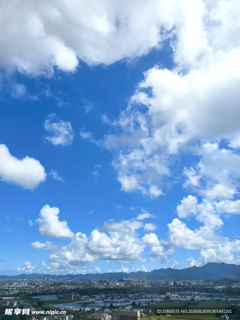蓝天白云下的美丽远景