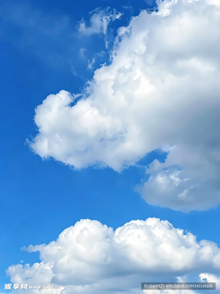 蓝天飘着洁白云朵