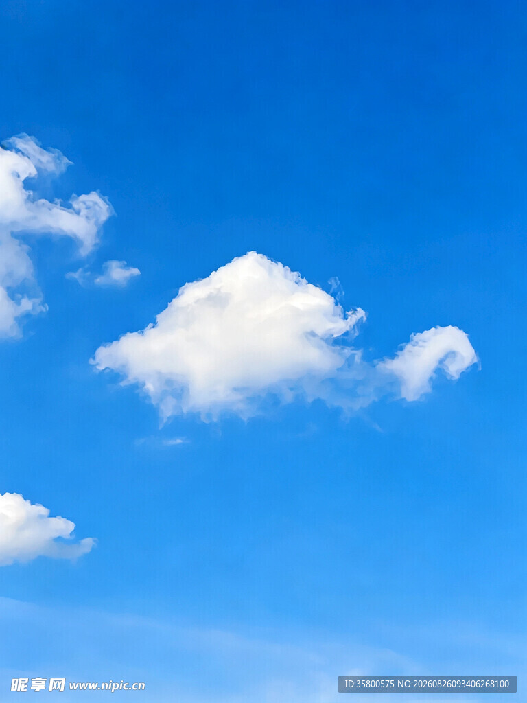 蓝天飘白云