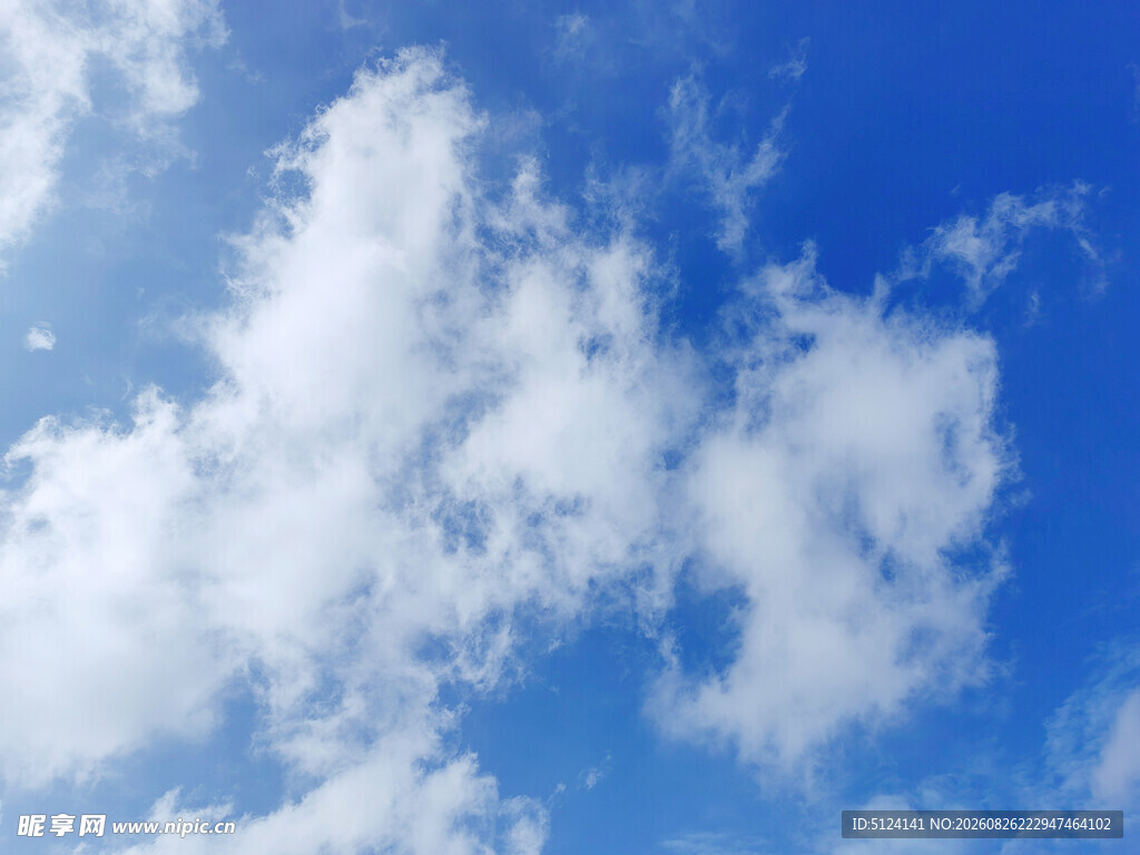 蓝天飘白云