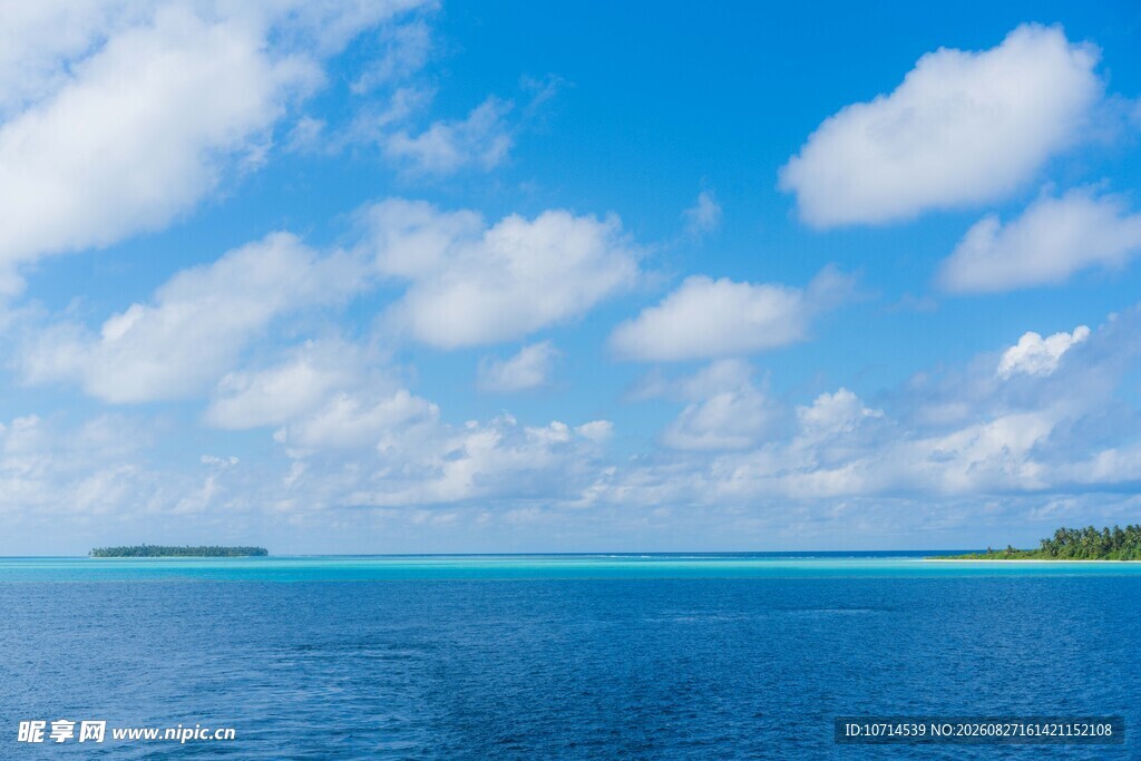 碧海蓝天中的美丽海岛