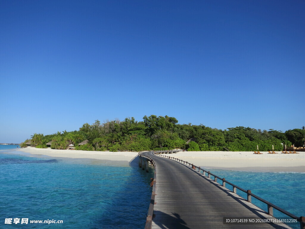 海边栈桥通向葱郁小岛