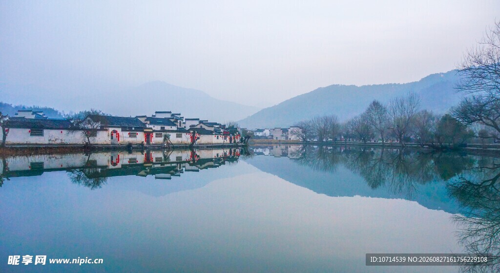 宁静山水间的美丽倒影