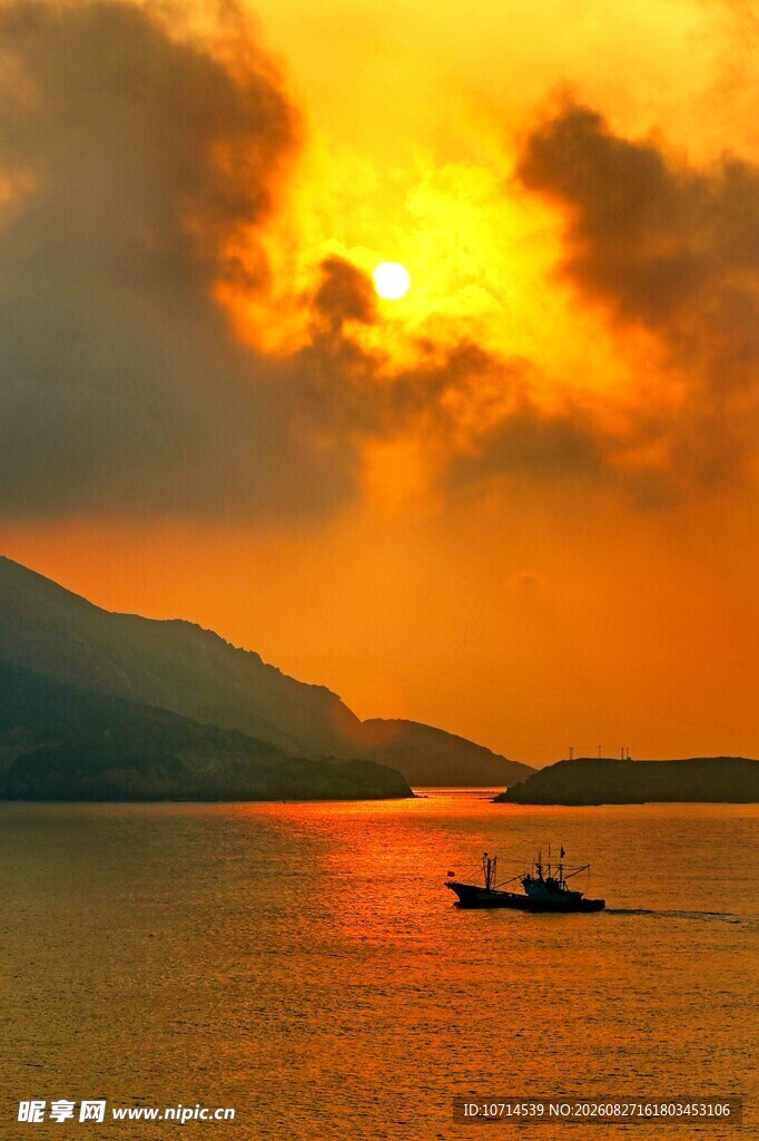 夕阳下湖面的孤舟美景