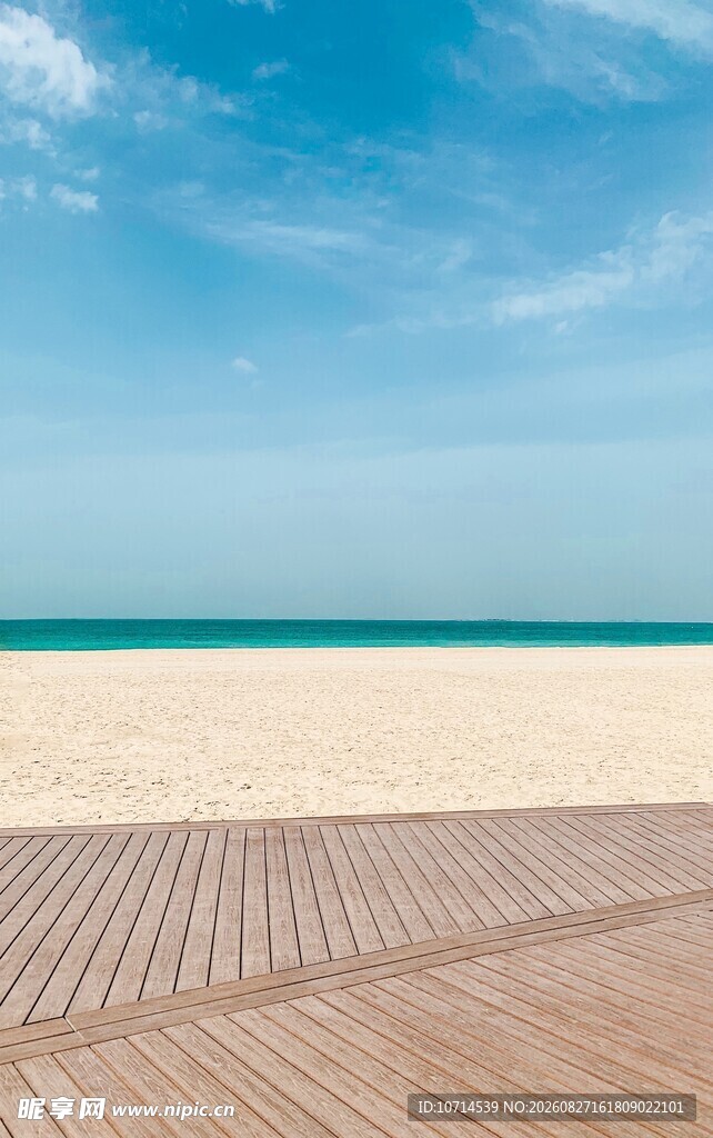 海滨木栈道蓝天沙滩美景