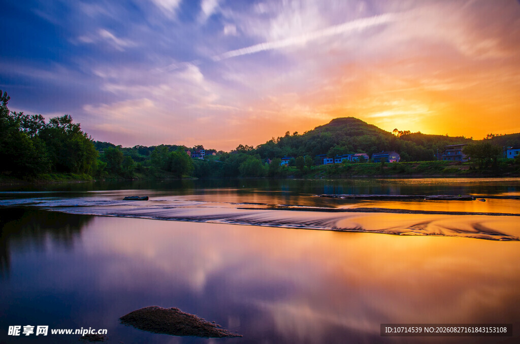 湖畔夕阳美景