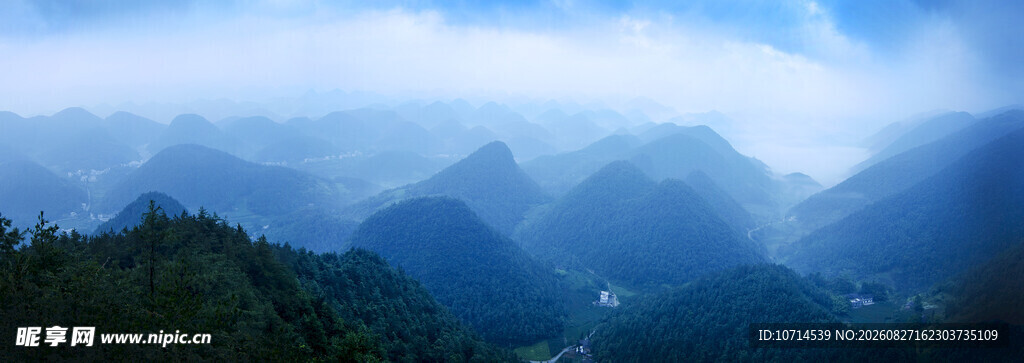 云雾缭绕的壮美山峦景色