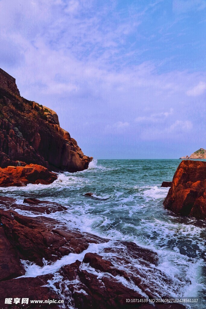 海边礁石与翻涌海浪