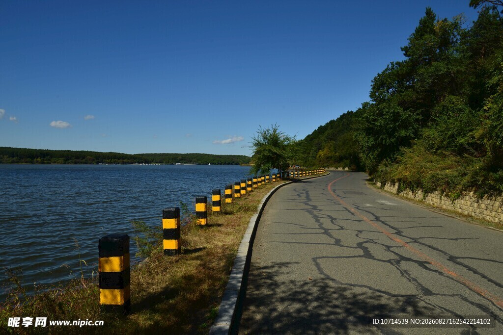 湖畔公路美景