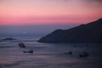 黄昏海边渔船美景