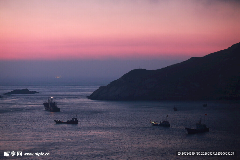 黄昏海边渔船美景