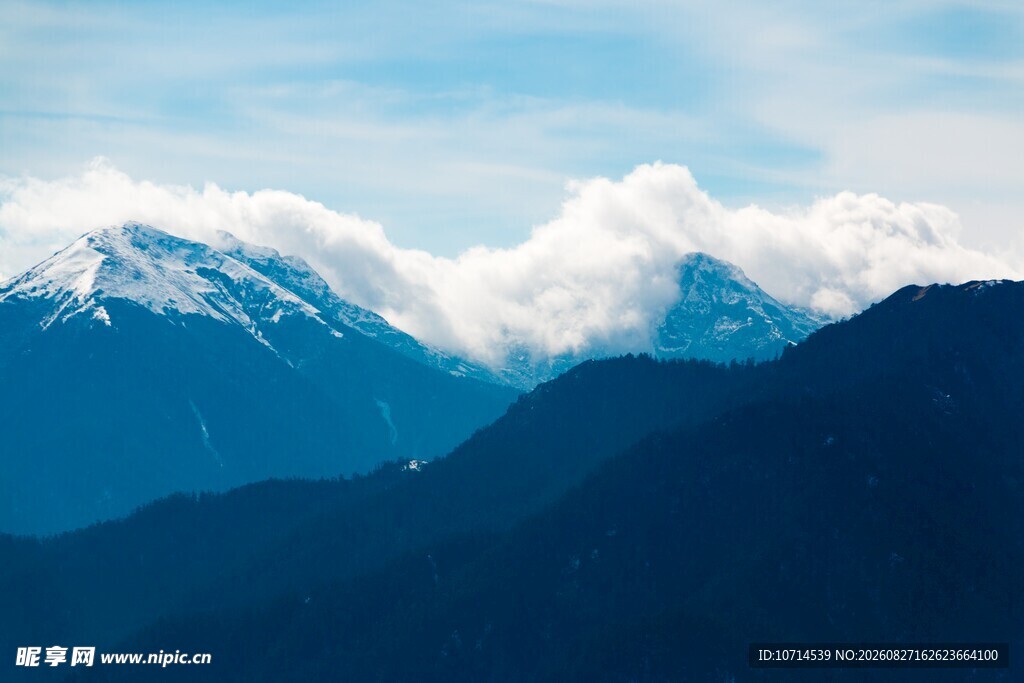 壮丽雪山云海美景