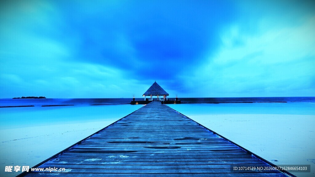 梦幻蓝调海上栈桥美景