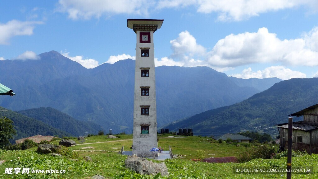 山间地标建筑远山美景